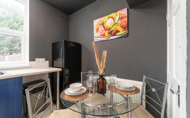 J's FrEsH Newly RefurB 2 Bedroom Garden Parking