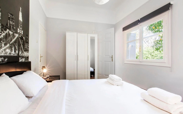Trendy Minimal Flat in posh Athens