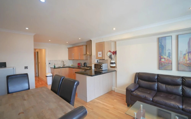 Cosy 2-bed 2 Bathroom Apartment in London
