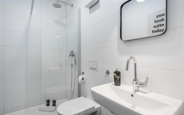 BRIGHT: Stylish & Central - Kitchen - Netflix