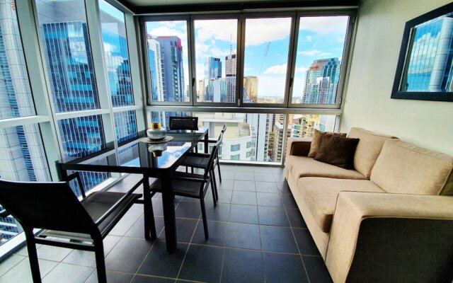 2BR Epic Views CBD 2 Cars Pool Wine Gym Netflix