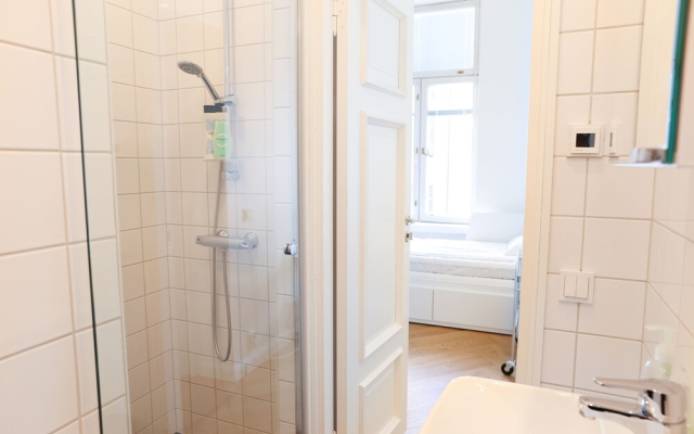 WeHost Pieni Roobertinkatu Big