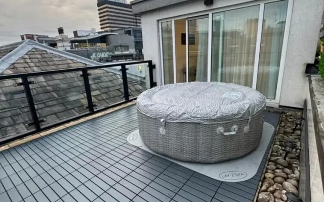 Leeds Apt - Hottub - Sleeps 6 - Special Occasions