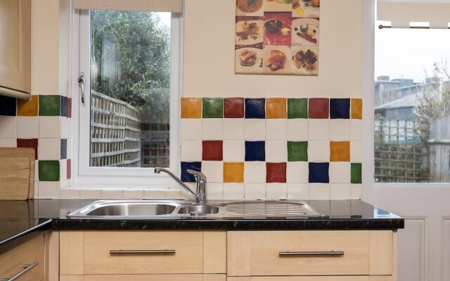 2 Bedroom House Near Wapping Station