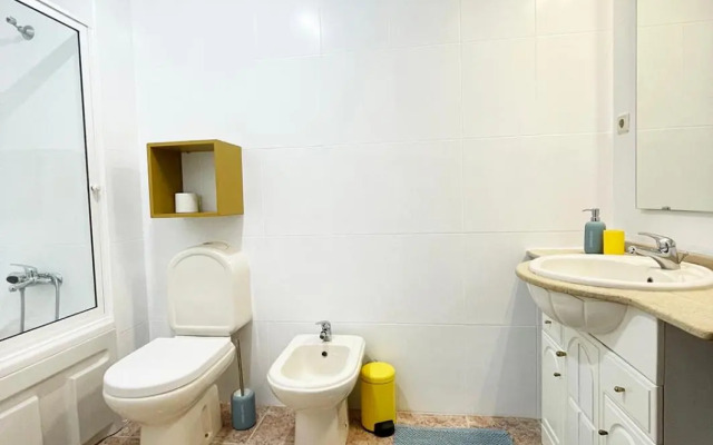 Yellow House Aveiro Free Netflix and garage