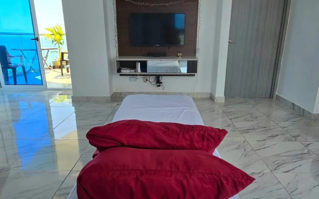 Room-sofa Bed Stay Rooftop Pool & Gym, A
