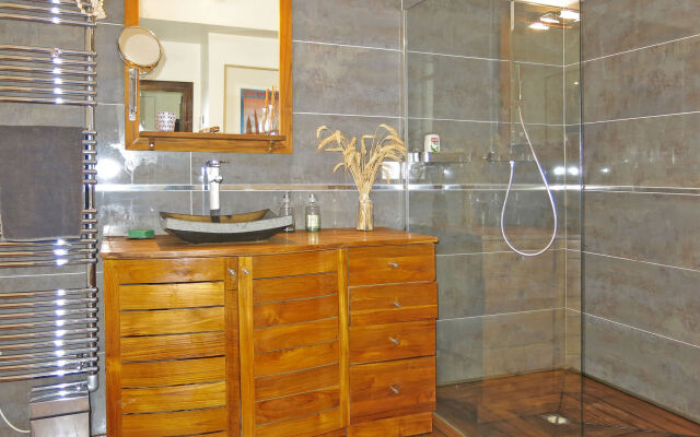 Holiday Home La Demeure de Tumiac (RHU357)