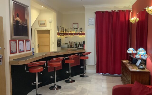 Scarlets Hotel & Jocks Bar