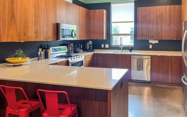 Massive Compound 20 Beds-6 min walk