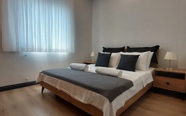 New Flat Large Living Space 4 Close to Lara Beach