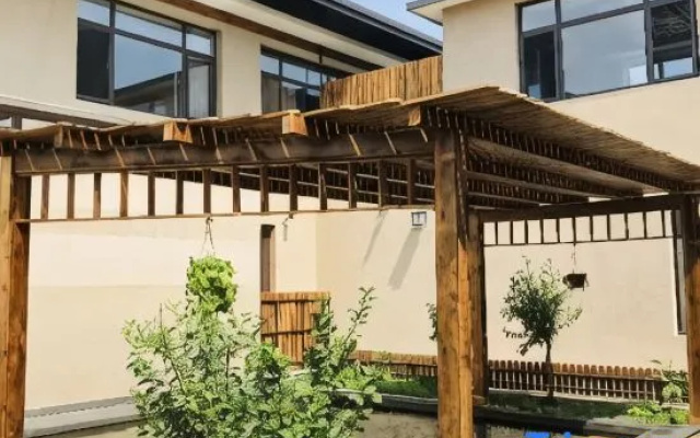 Longmen Lanyi Hot Spring Homestay