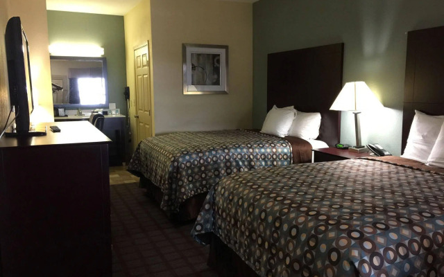 Pearsall Inn & Suites