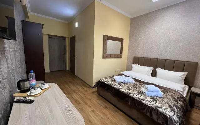 DeLuxe Plaza (Делюкс Плаза)