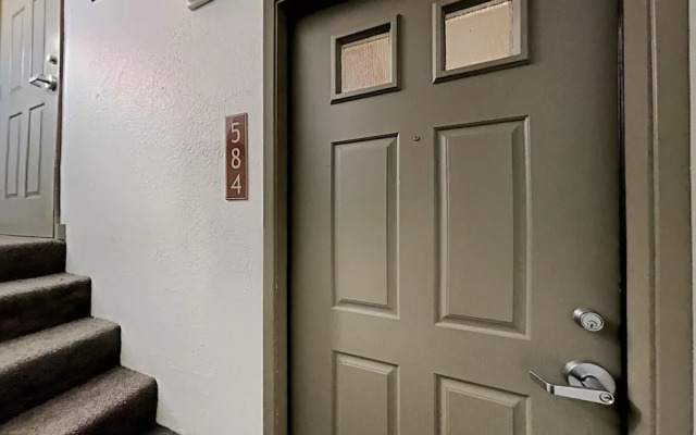 Slopeside 2 Bedroom Condo with 3 Hot Tubs, Sauna and Pool! Next To Canyon Lodge! by RedAwning