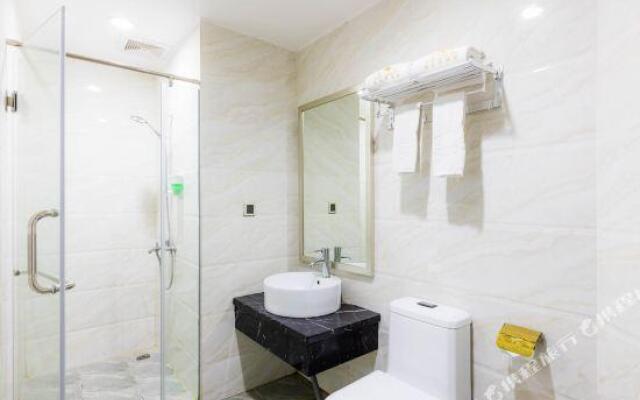 Jinlizhou Hotel (Gongbei Port Light Rail Station)
