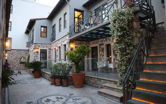 Sweet Studio Flat with Patio SARMAŞIK