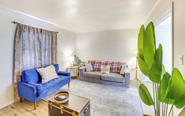 Chic Farmhouse, 3Mi to Lake-pet Friendly & Golfing
