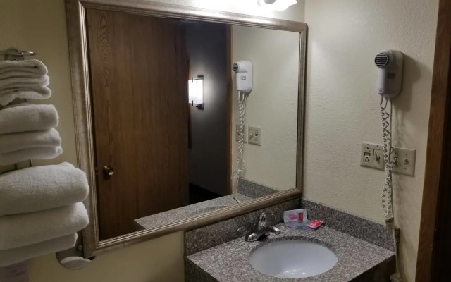 Clarion Pointe Bettendorf - Quad Cities