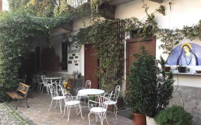 "room in Guest Room - Camera In Antica Corte Milanese"