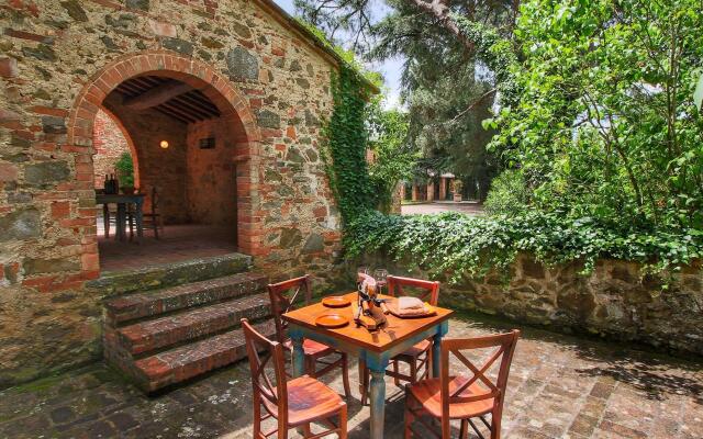 Estate with pool and tennis court in the Tuscan hills