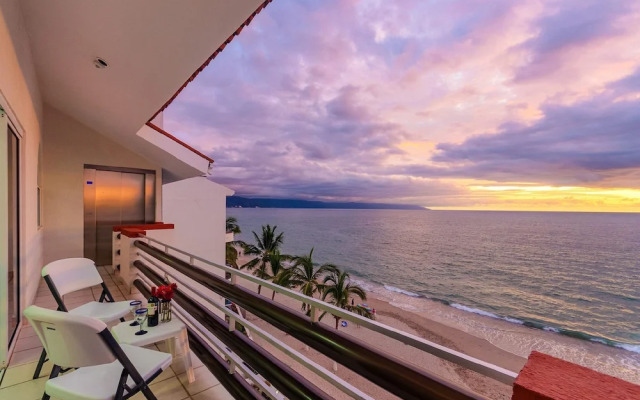 WIVC Casa de la Playa Condo - Literally on the Beach with Swimming Pool & Jacuzzi