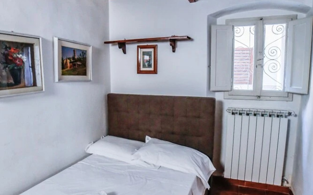 Traditional apt Close to The Duomo - private yard!