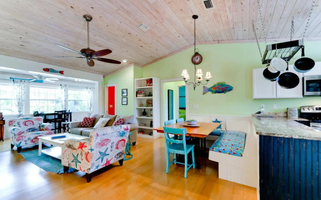 Captain's Quarters Spinnakers - 202 - 56th 1