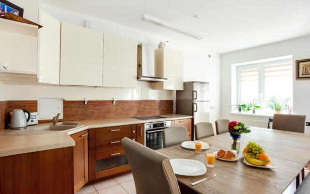 #stayhere - Spacious & Bright 1BDR Apartment Shopping District
