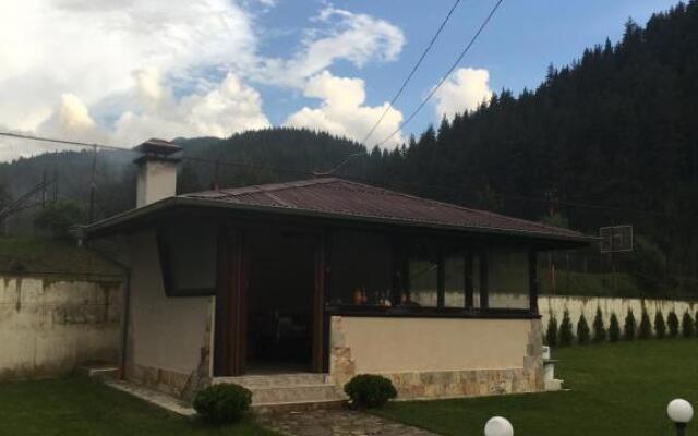 Еднофамилна дървена къщичка