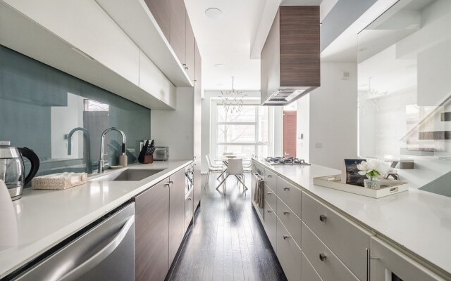 Luxury 4BR Townhouse in Downtown Toronto
