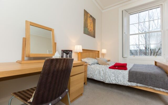 Spacious, Bright 5-br Flat for 10 in Edinburgh
