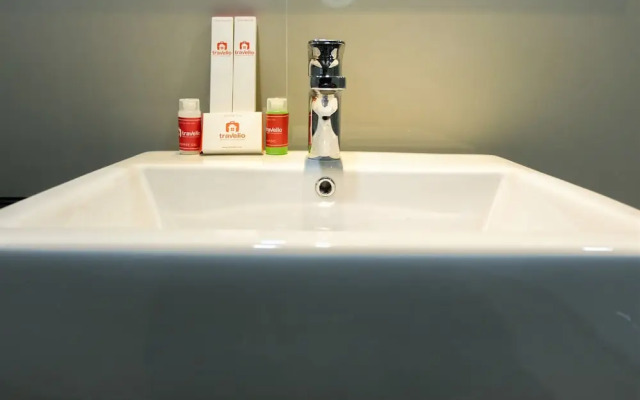 Studio Apartment With Bathtub At Azalea Suites