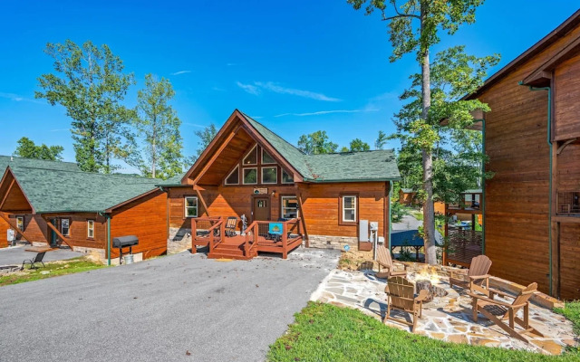 Mountain Skyy 3 Bedroom Cabin by RedAwning