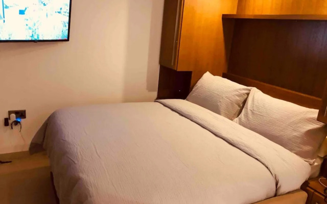 Westone Suite710-hosted by Sweetstay