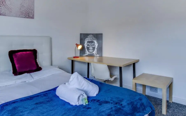 Stayzo House Accommodation - Coventry Free Parking