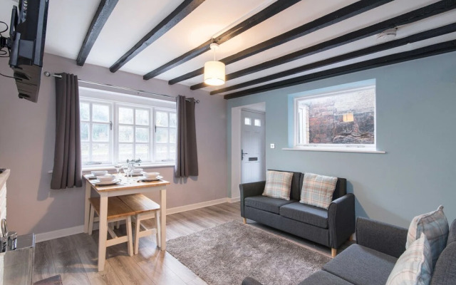 Excellent 3 bed House - Close To Airport