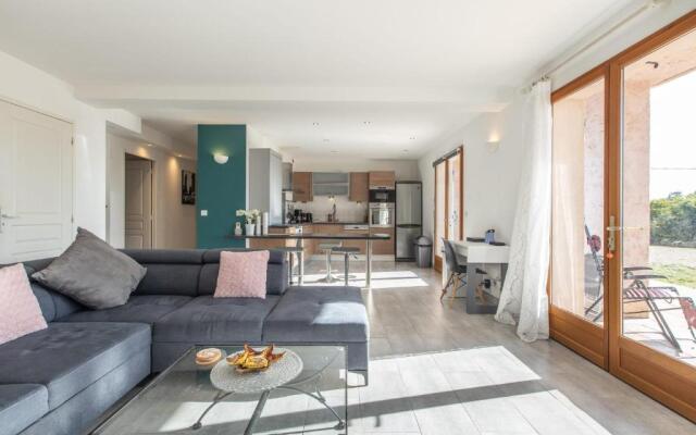 Quiet large 3-bedroom apartment with terrace, garden & incredible Mountain view
