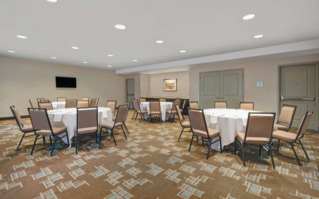 Hampton Inn & Suites Robbinsville