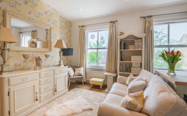 Charming Chelsea Home by the River Thames