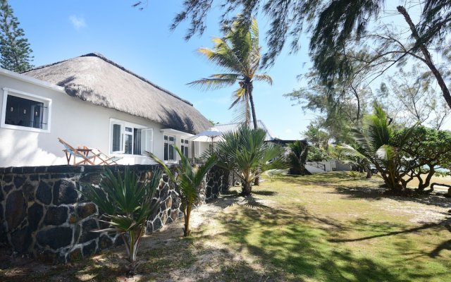 Veloutier Blanc Beachfront Villa by StayMauritius