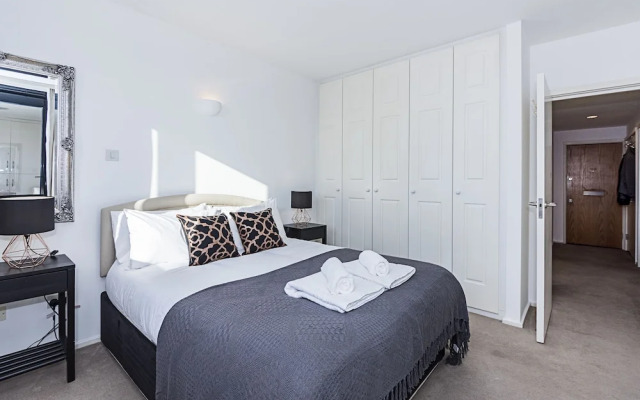 Deluxe Kensington Apartment With Balcony