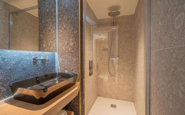 Yuna Porte Maillot - ApartHotel