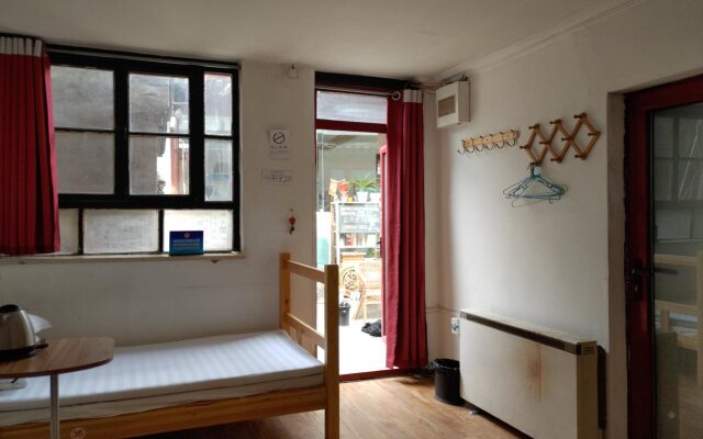 Beijing Templeside Lianlian Hutong Guest House