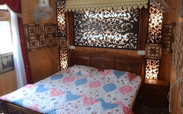 Mughal E Azam Houseboats