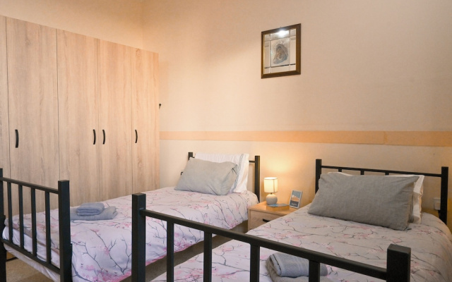 Sunny Maltese Townhouse Madonnina Kalkara