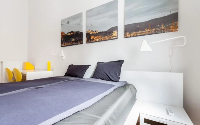 BpR Sophisticated Astoria Suite with Balcony