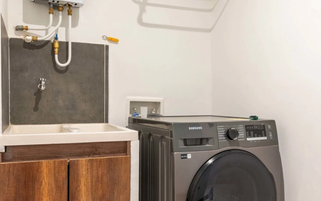 w Impressive 3BR With Balcony in Laureles