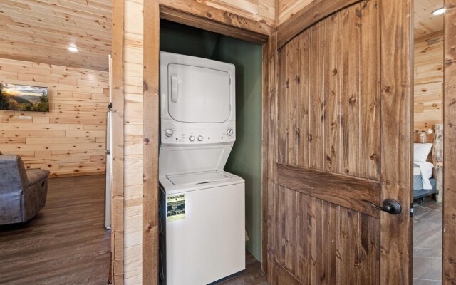 Smokey Treats 5 Bedroom Cabin by RedAwning