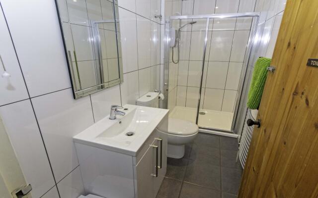 Streamways Nr Croyde 6 Bedroom, Sleeps 12-16, Hot Tub