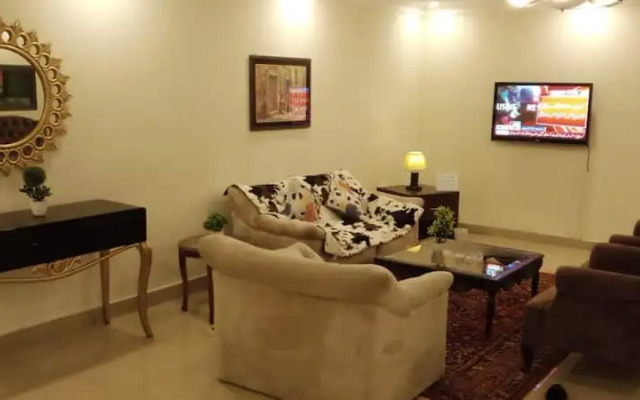 Impeccable 3-bed Apartment in Lahore